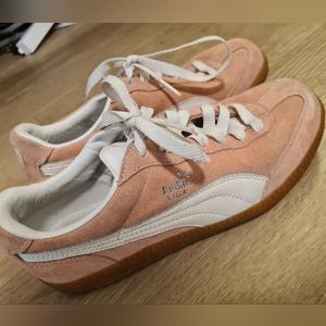 Pink pumas